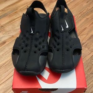Nike little kid sandals size 11